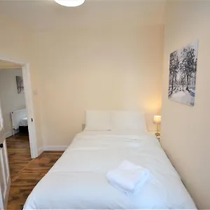 cheerful-3-bedroom-home-in-greater-london.cambridgehotelsuk.com/
